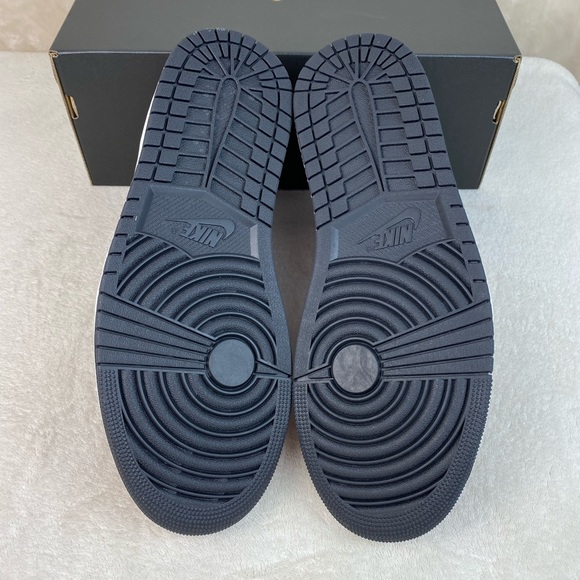 Nike Air Jordan 1 Mid Chicago Black Toe - Picture 7 of 7